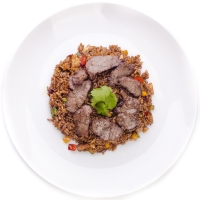Жареный рис по- китайский с говядиной и овощами